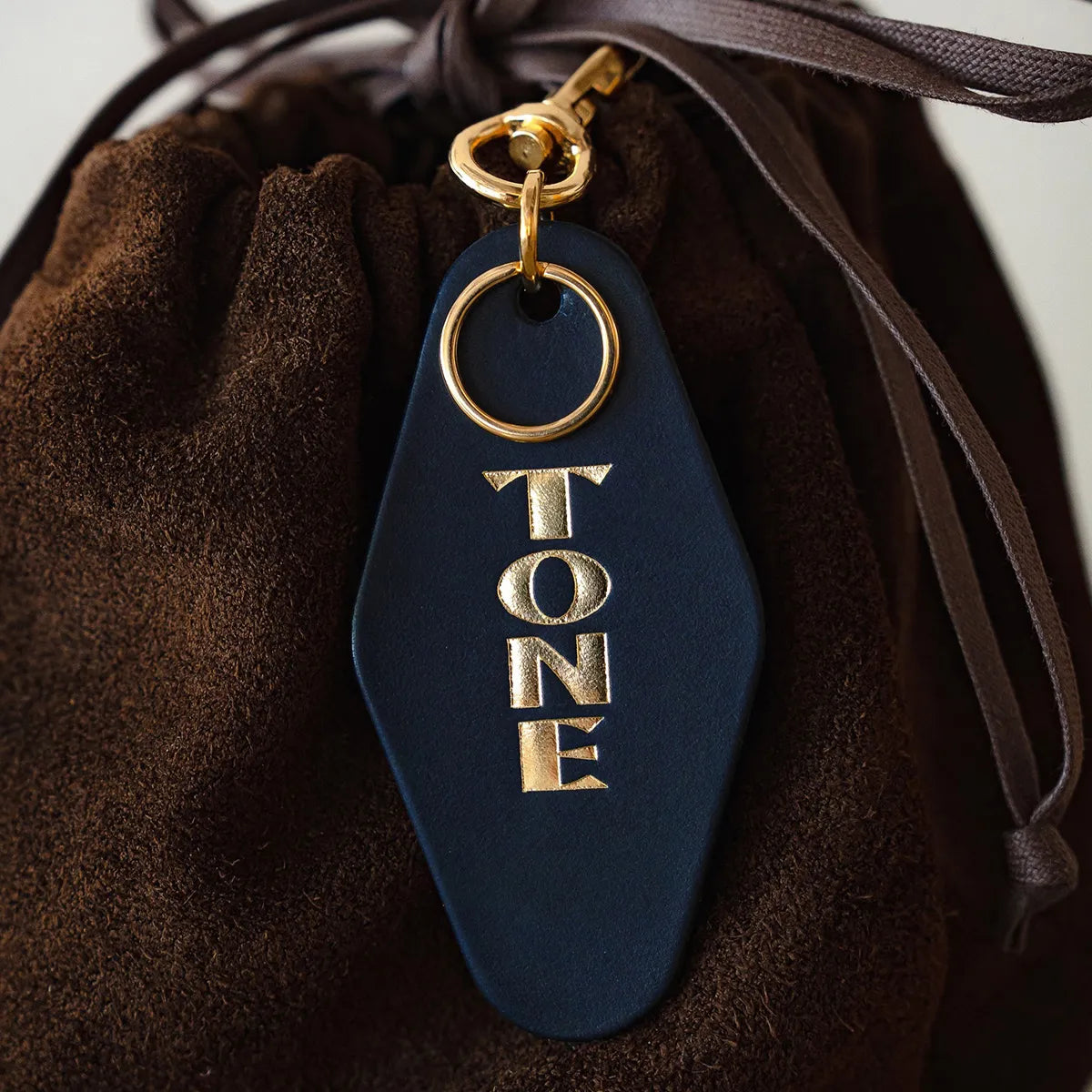 手持ちカバンにつけたキーホルダーの着用写真