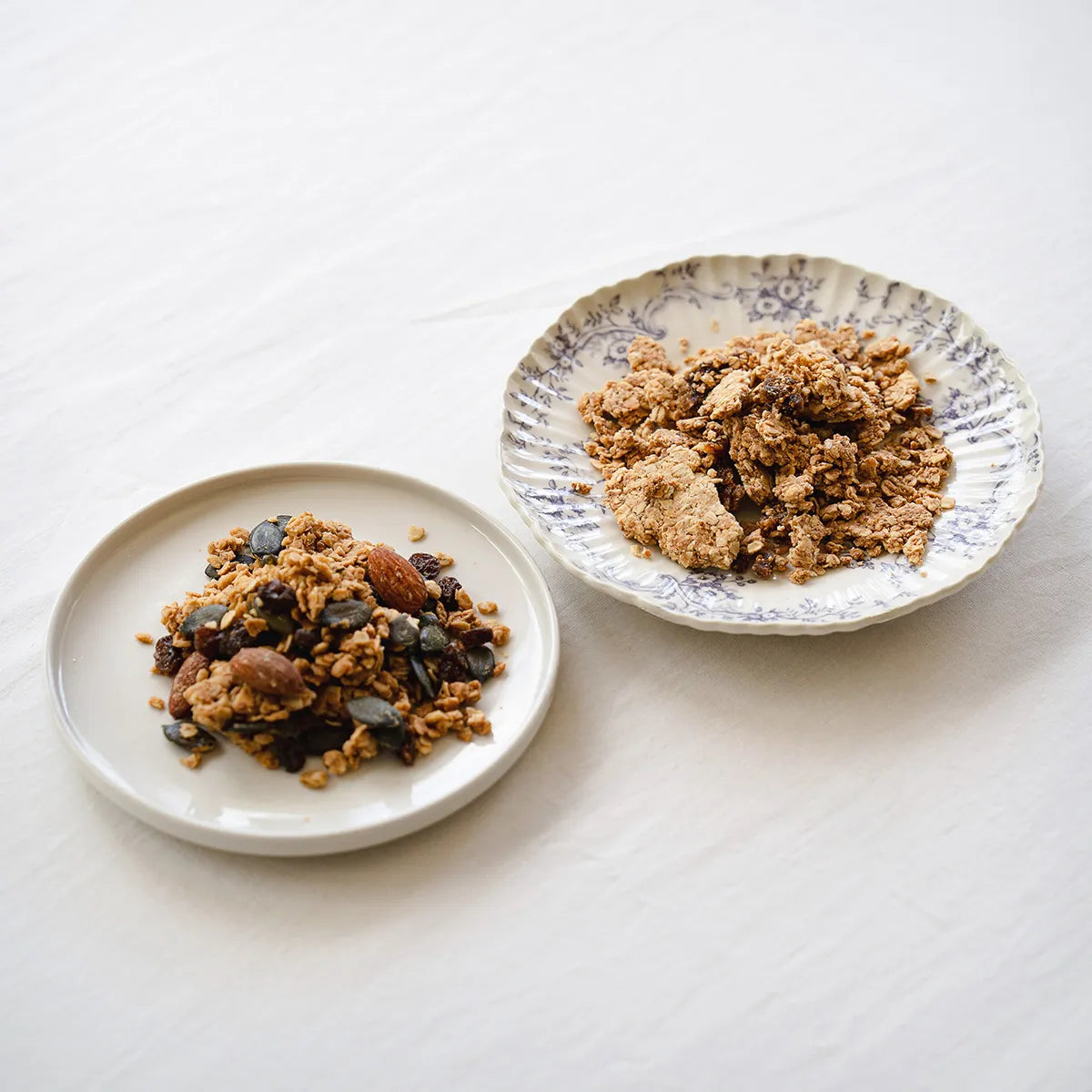 おからグラノーラと玄米グラノーラの写真