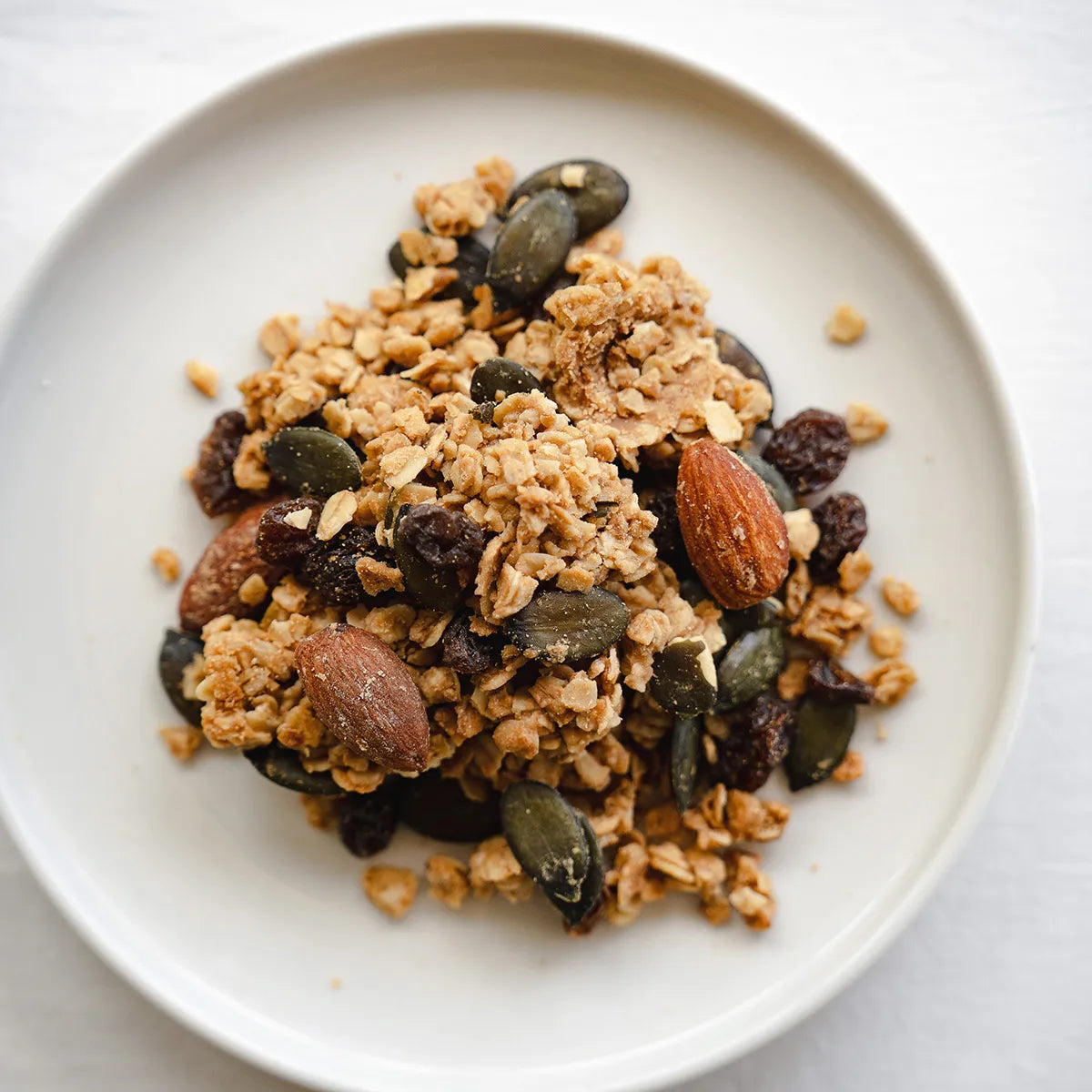 玄米グラノーラをお皿に持った写真