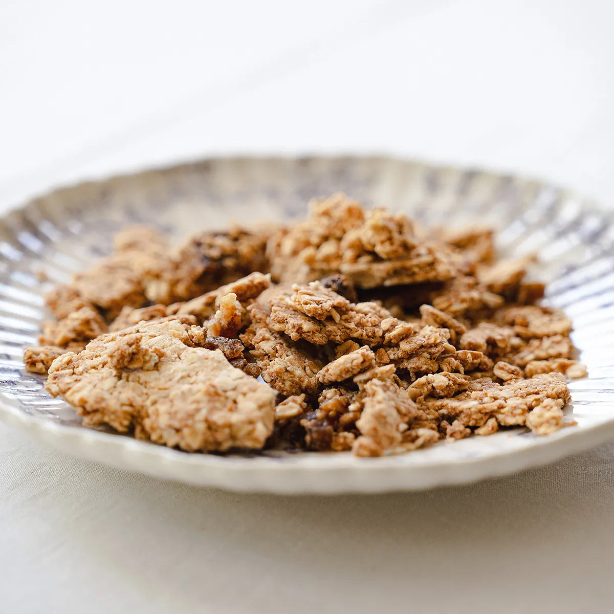 おからグラノーラをさらに持った写真