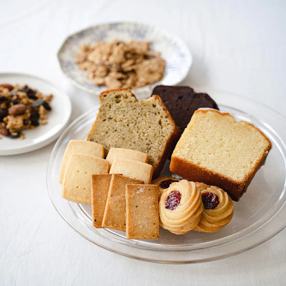 TONEやきがし焼き菓子詰め合わせ。クッキーとケーキがセットになった写真
