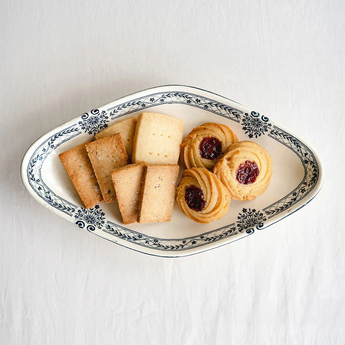 クッキーが9枚お皿に盛られた写真