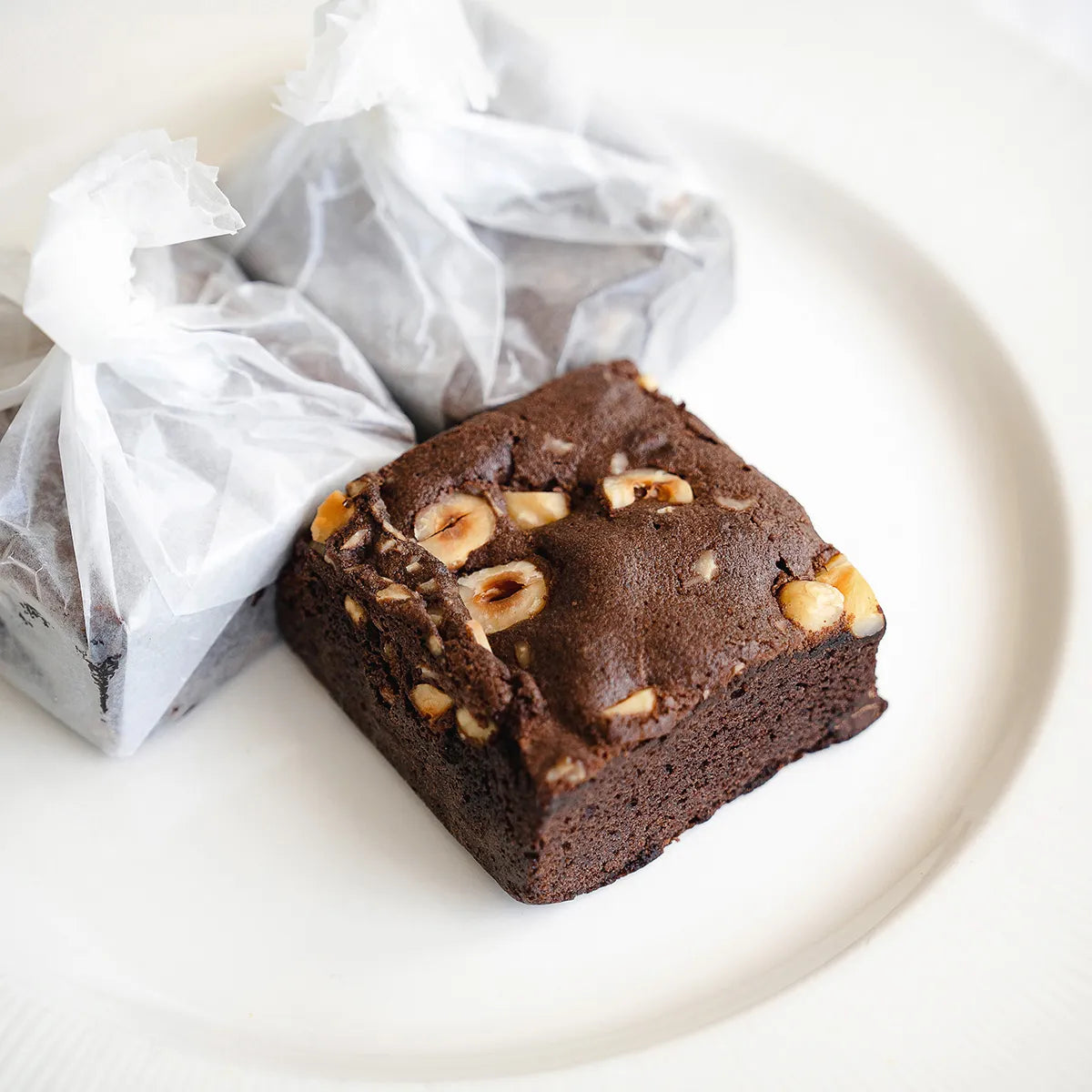 ブラウニーのみのアップ。ナッツが大きく入っているイメージ写真