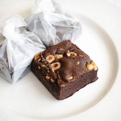ブラウニーのみのアップ。ナッツが大きく入っているイメージ写真