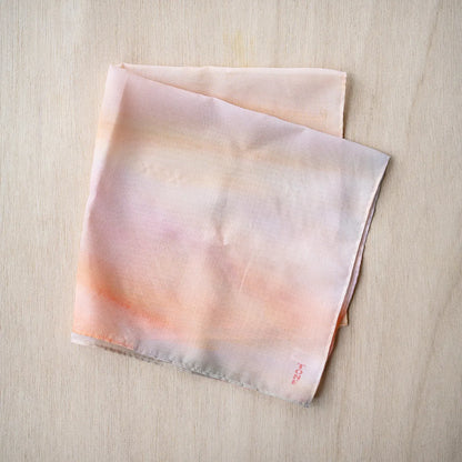 淡い暖色グラデーションのTONEオリジナルスカーフの写真