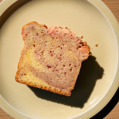 苺のマーブルパウンドケーキの写真